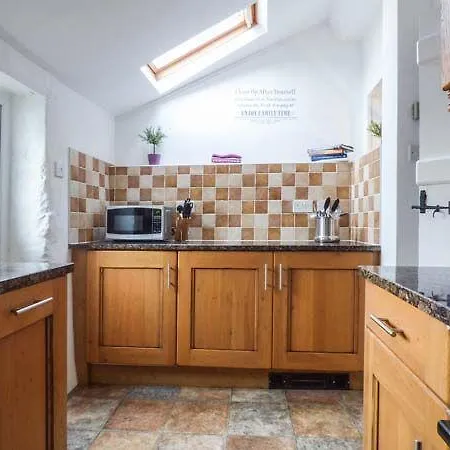 3 Low Dog Kennel * High Newton
