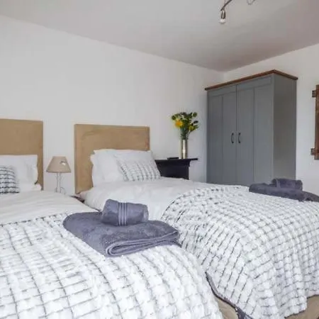 3 Low Dog Kennel High Newton